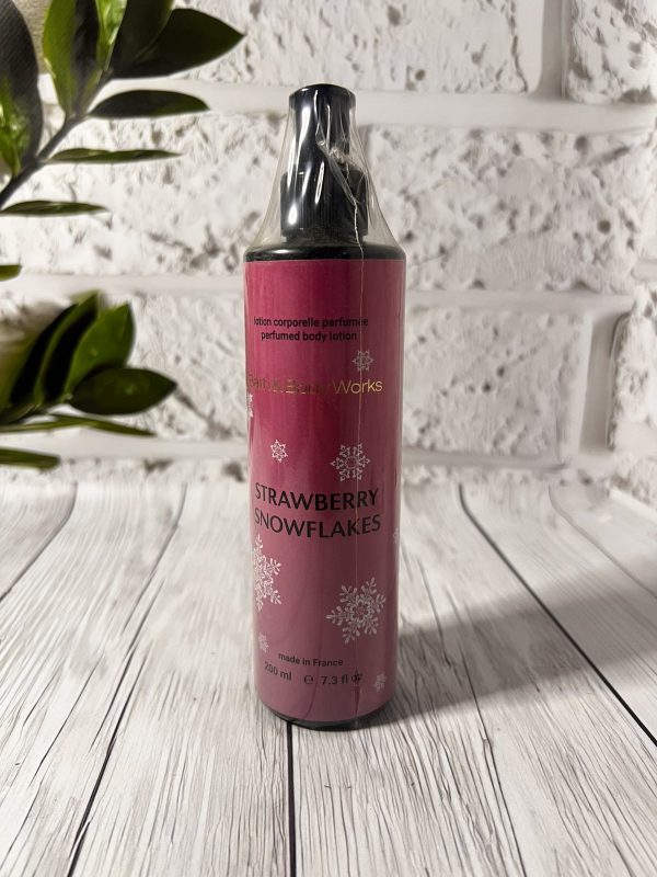 Парфумований лосьйон для тіла Bath & Body Works Strawberry Snowflakes Brand Collection 200 мл